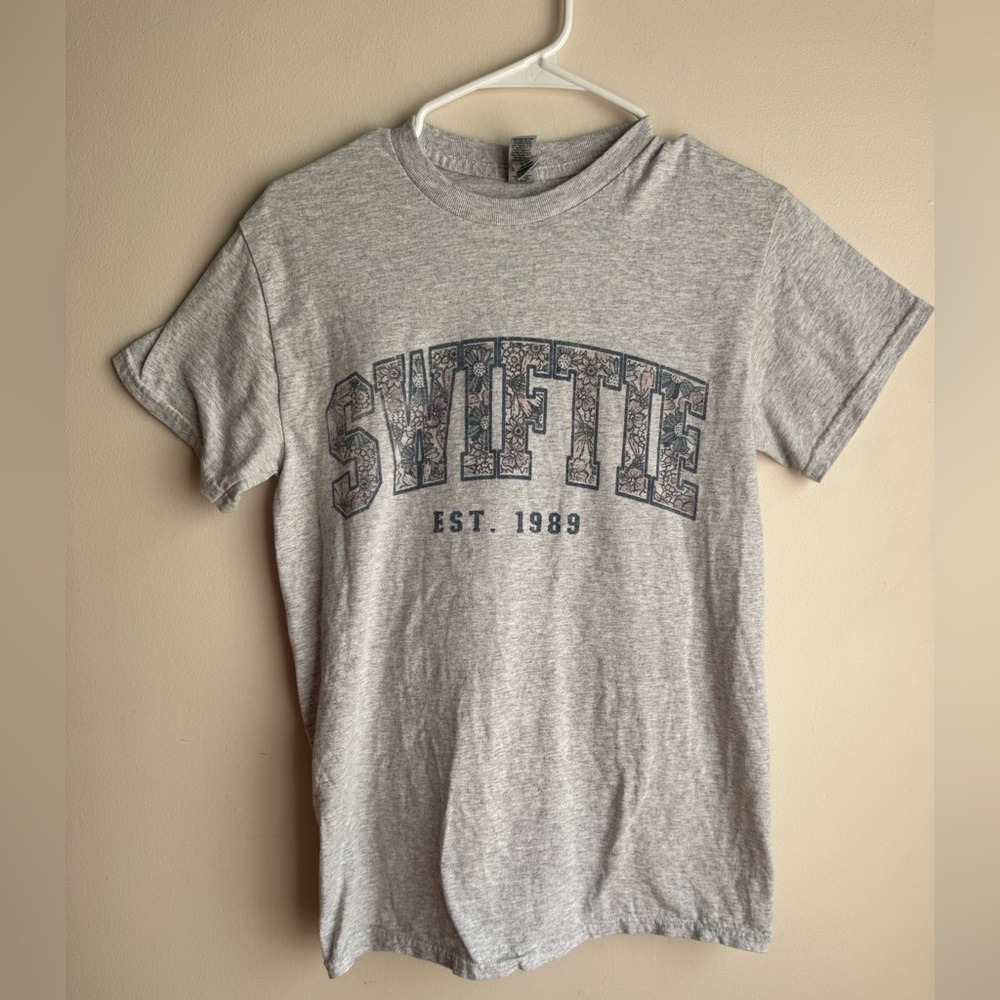 Women’s Swiftie Tee Size Small Gray
